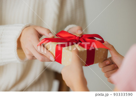 プレゼント　ニットの女性 93333590