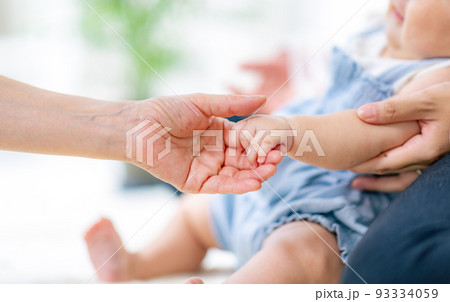 赤ちゃんとシニアの手 93334059