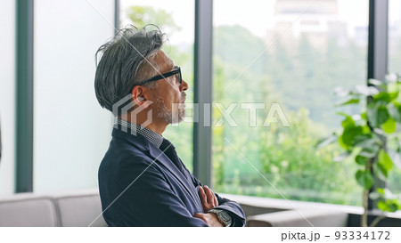 遠くを見るエグゼクティブ男性 93334172