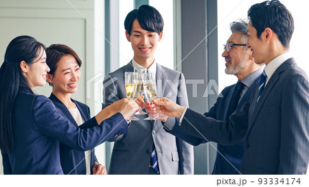 乾杯するビジネスグループ 93334174
