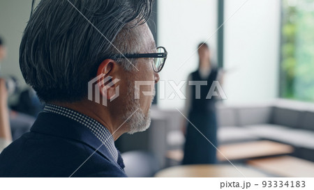 遠くを見るエグゼクティブ男性 93334183