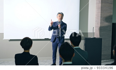 登壇する男性と聴衆 セミナー プレゼンテーション 登壇する男性と聴衆 セミナー プレゼンテーション 93334196