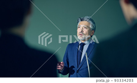 登壇する男性と聴衆　セミナー　プレゼンテーション 93334203