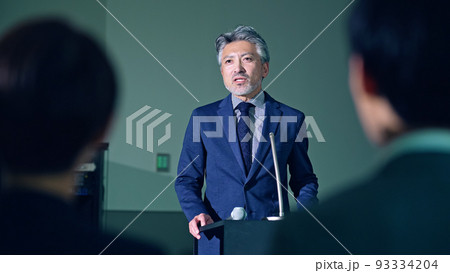 登壇する男性と聴衆 セミナー プレゼンテーション 登壇する男性と聴衆 セミナー プレゼンテーション 93334204