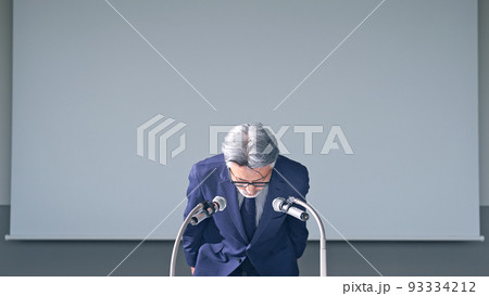 謝罪会見するエグゼクティブ男性 93334212