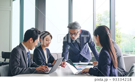 会議する幅広い世代のビジネスグループ 93334218