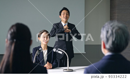 記者会見する女性と手話通訳 記者会見する女性と手話通訳 93334222