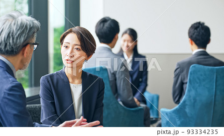 ロビーで会話するビジネスグループ ロビーで会話するビジネスグループ 93334235