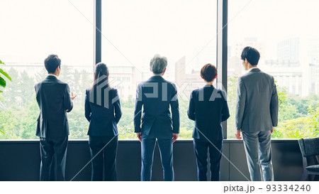 オフィスから外を眺めるビジネスグループ 93334240
