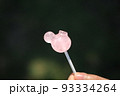 子供のなめかけの飴 93334264