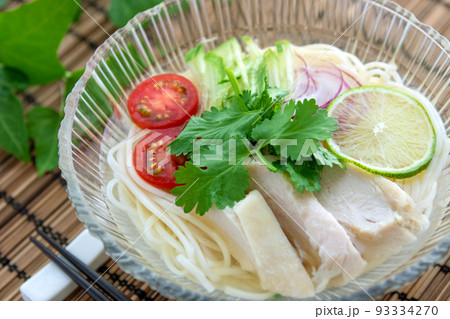 鶏肉とパクチーと夏野菜のベトナム風冷や麦料理 鶏肉とパクチーと夏野菜のベトナム風冷や麦料理 93334270