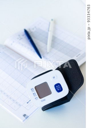 手首式血圧計で家庭血圧測定 93334763