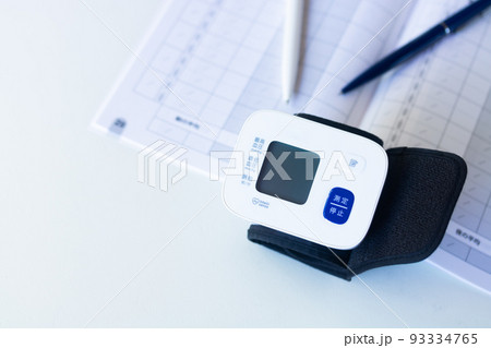 手首式血圧計で家庭血圧測定 手首式血圧計で家庭血圧測定 93334765