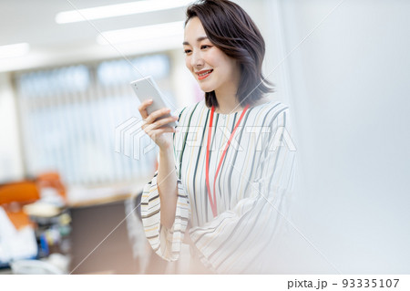 スマホを操作する女性 93335107