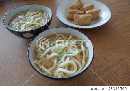 素うどんと、いなり寿司 素うどんと、いなり寿司 93335596