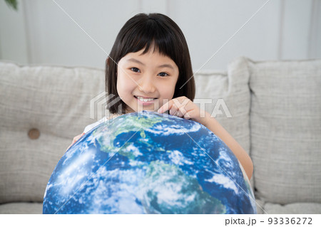 地球環境を考える子供 地球環境を考える子供 93336272