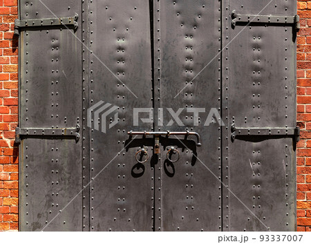 鉄扉と南京錠 93337007