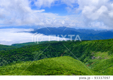 （福島県）夏の安達太良山・広がる雲海 93337097