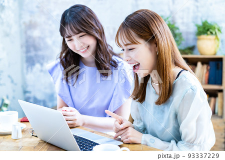 旅行の計画をする二人の若い女性 93337229