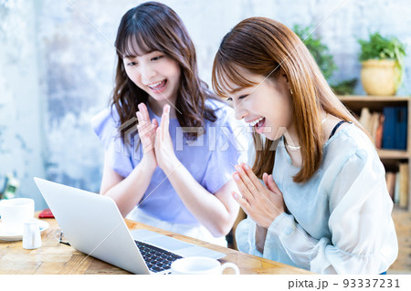 旅行の計画をする二人の若い女性 93337231