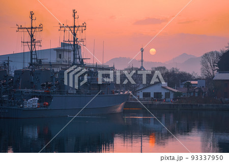 舞鶴赤れんがパークから舞鶴港の夜明け 舞鶴赤れんがパークから舞鶴港の夜明け 93337950