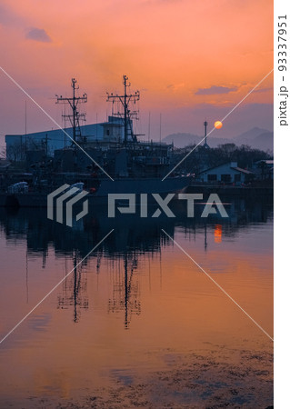 舞鶴赤れんがパークから舞鶴港の夜明け 93337951