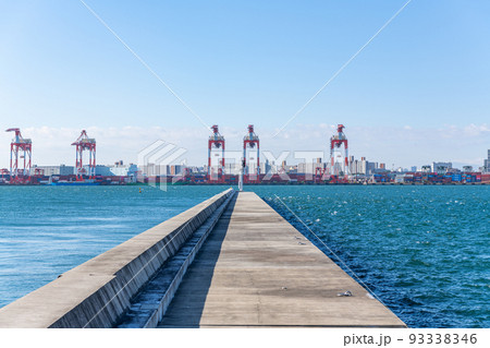 コンテナ埠頭と防波堤 93338346