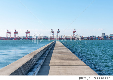 コンテナ埠頭と防波堤 93338347