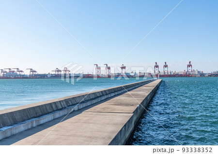 コンテナ埠頭と防波堤 93338352