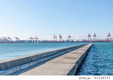 コンテナ埠頭と防波堤 93338353