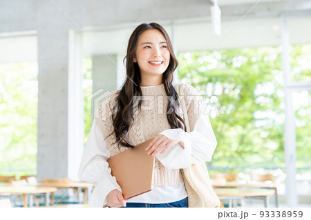 パソコンを持つ大学生の女の子 93338959