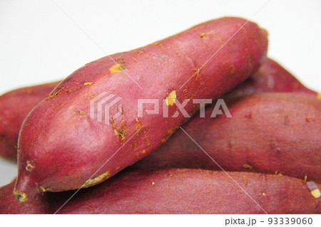 美味しそうな新鮮なさつまいも 93339060