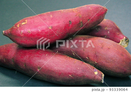 美味しそうな新鮮なさつまいも 93339064
