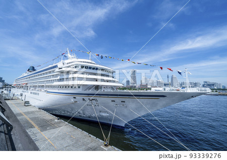 横浜港に停泊中の「飛鳥Ⅱ」【神奈川県・横浜市】 93339276