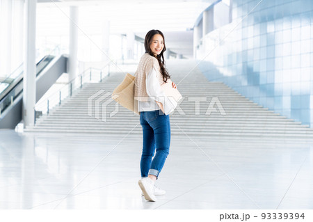 大学生の女の子 大学生の女の子 93339394