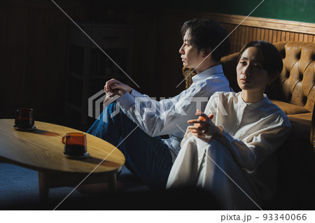 カップル 暗いリビング カップル 暗いリビング 93340066