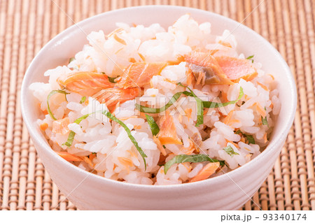 焼き鮭混ぜごはん。 93340174