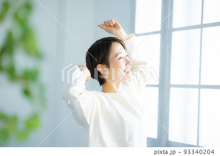 伸びをする女性 93340204