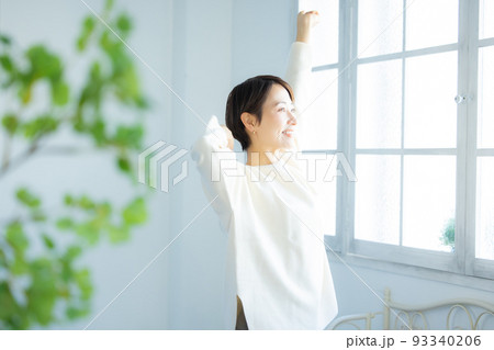 伸びをする女性 伸びをする女性 93340206