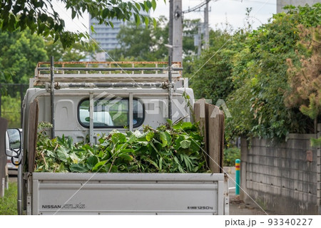 トラックの荷台と剪定枝 トラックの荷台と剪定枝 93340227