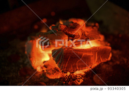 炭火の炎 93340305