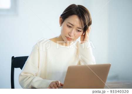 パソコン　困る女性 93340320