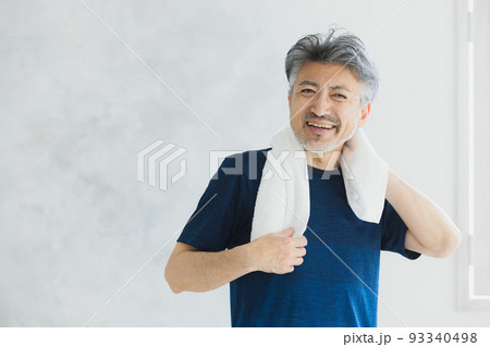 スポーツウェアのグレイヘアの男性 93340498