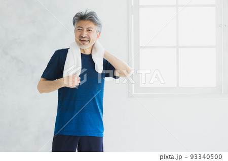 スポーツウェアのグレイヘアの男性 93340500