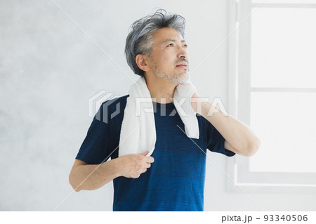 スポーツウェアのグレイヘアの男性 93340506