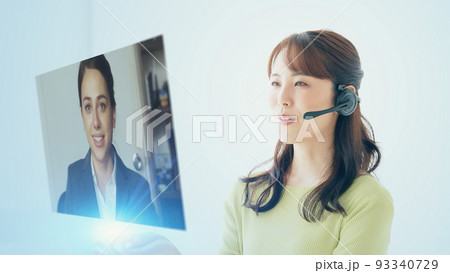 ビデオ通話で会話する女性 93340729