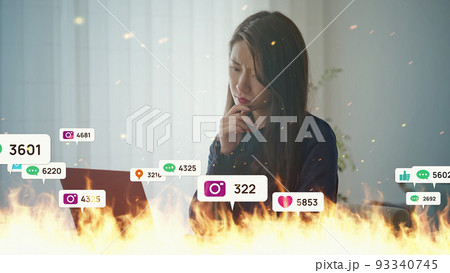 SNS炎上に悩む女性 SNS炎上に悩む女性 93340745