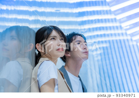 若い男女のポートレート 93340971