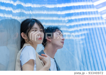 若い男女のポートレート 93340972