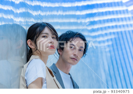 若い男女のポートレート 若い男女のポートレート 93340975